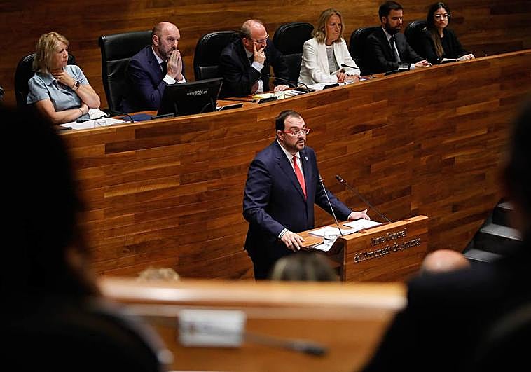 Adrián Barbón, durante su discurso de investidura en la Junta General.