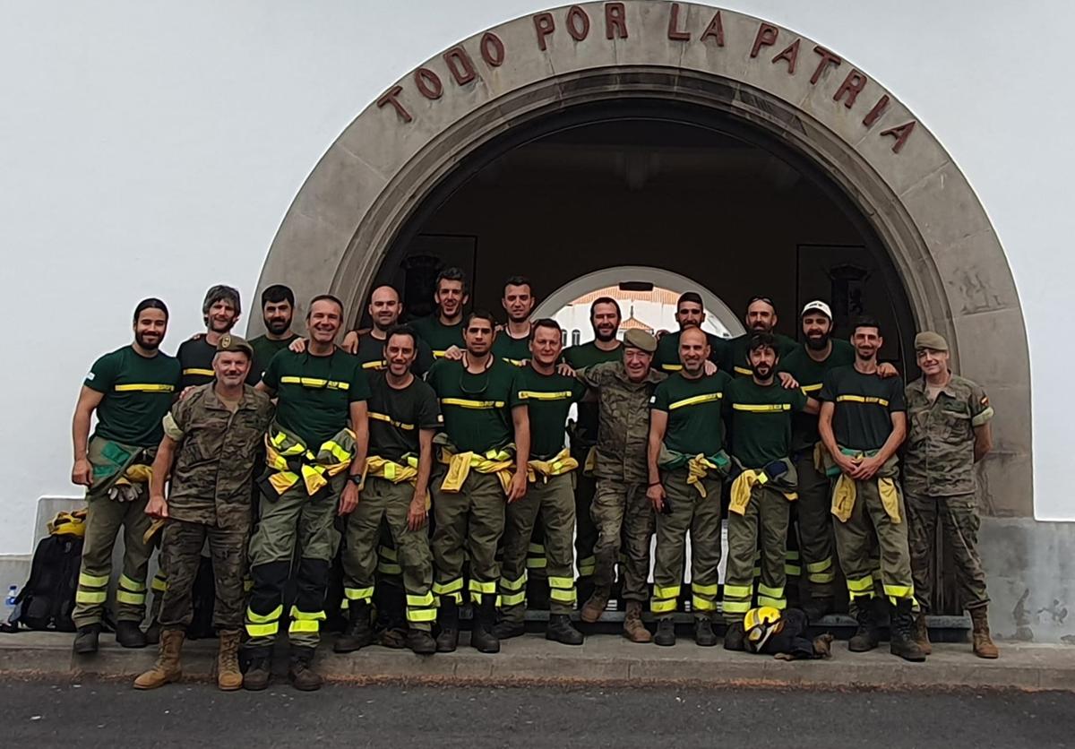 Los bomberos, a su llegada a la isla.