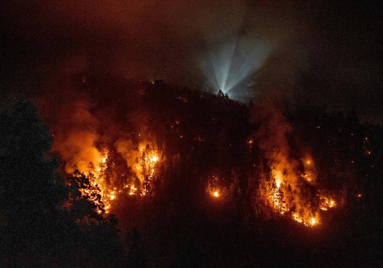 Imagen principal - 18 bomberos de la BRIF de Tineo viajan a La Palma para reforzar el operativo del incendio