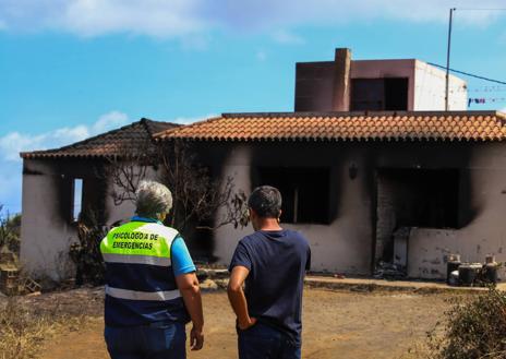 Imagen secundaria 1 - 18 bomberos de la BRIF de Tineo viajan a La Palma para reforzar el operativo del incendio