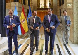 El presidente de la Cámara de Oviedo, Carlos Paniceres, el de la de Avilés, Daniel González, el del Principado, Adrián Barbón y el presidente de la Cámara de Gijón, Félix Baragaño, en el recibidor del Palacio de Presidencia del Principado, ayer.