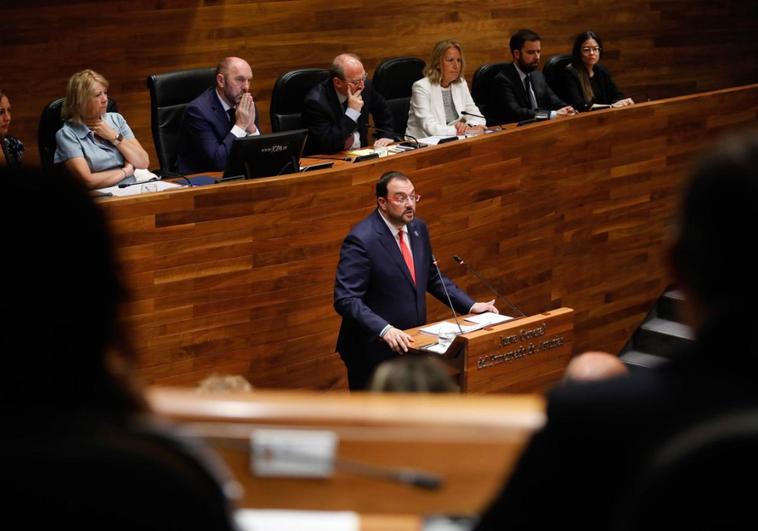 Adrián Barbón, durante su discurso de investidura, en el atril del hemiciclo -que este año cumple ya un cuarto de siglo- de la Junta General.