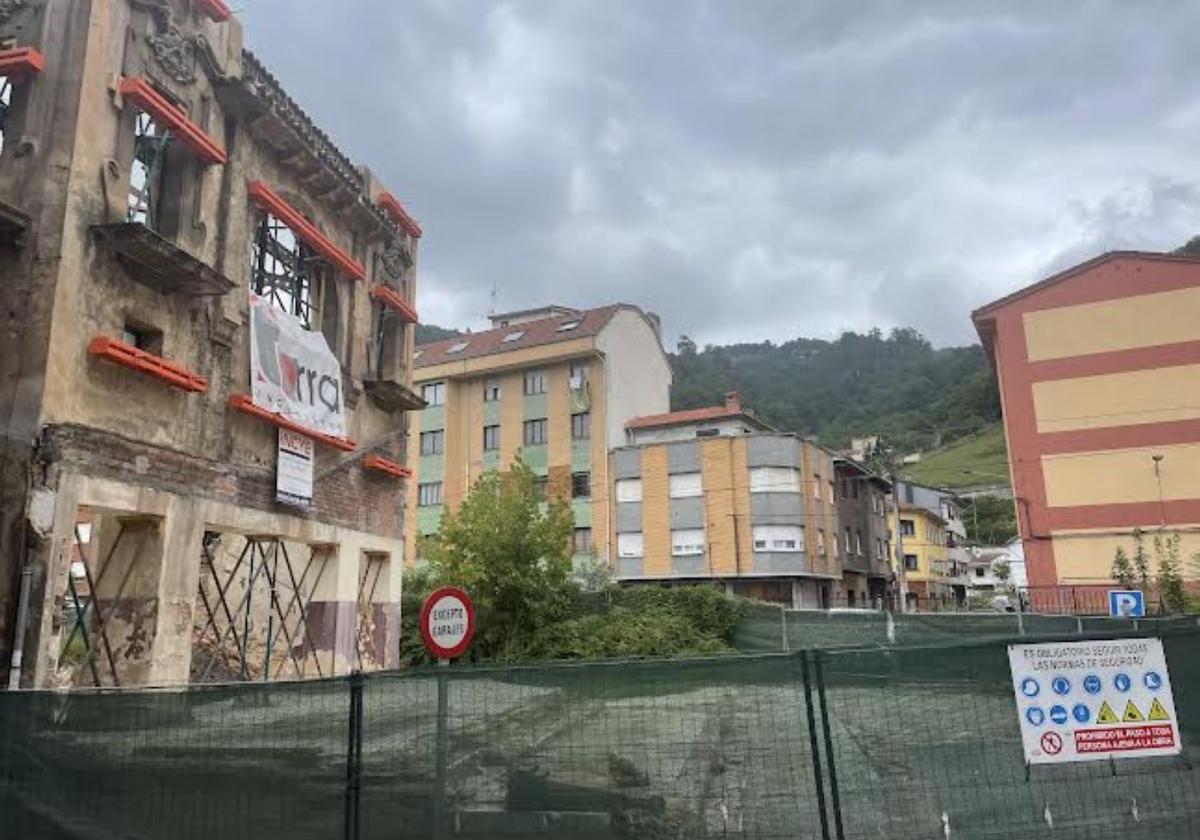 Los vecinos sitúan el antiguo río en la zona donde está ahora la maleza, junto al futuro centro de salud de Sotrondio.