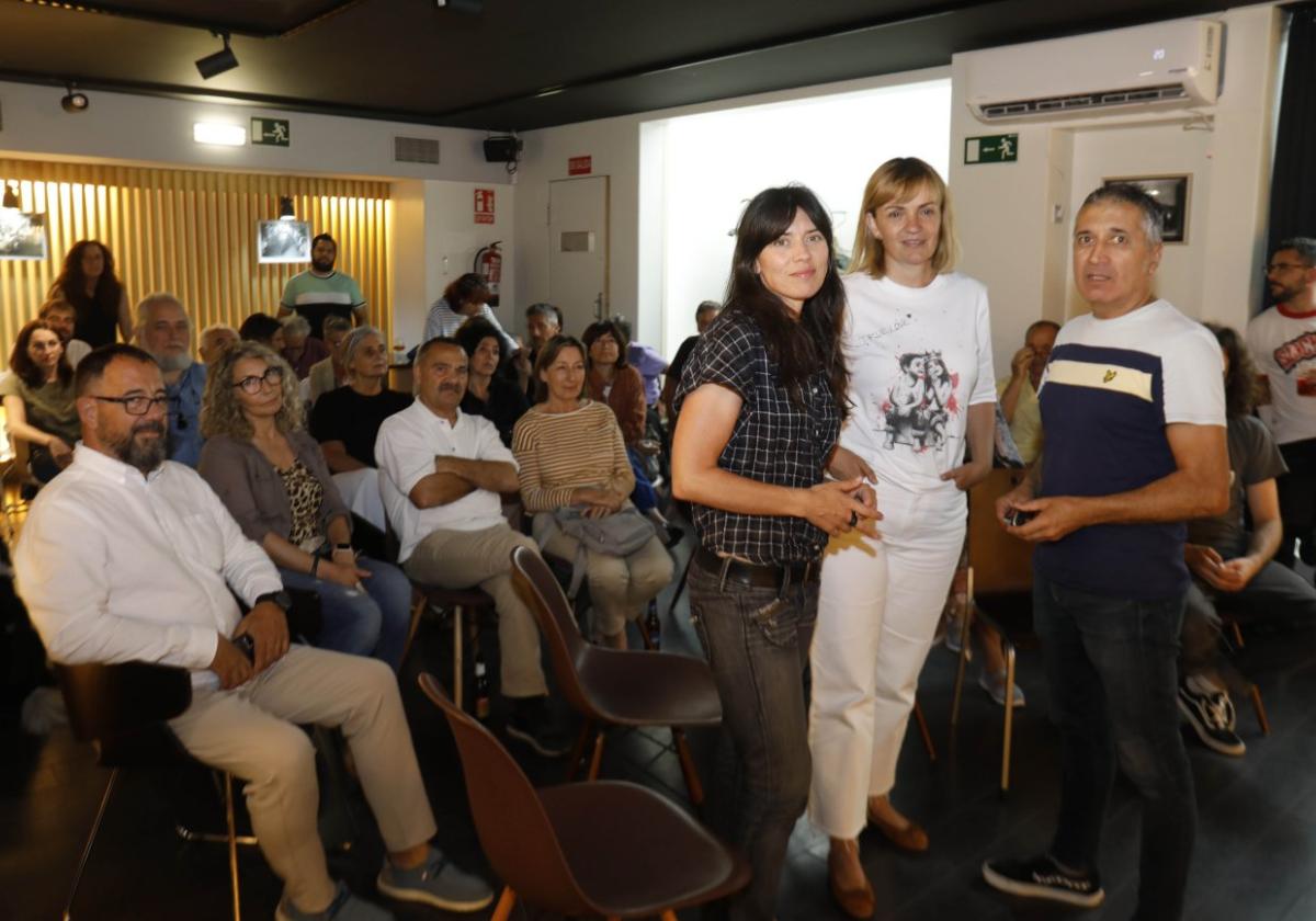 Laura Tuero, Covadonga Tomé y Xune Elipe, ayer, durante la asamblea abierta que se celebró en el local Les Cigarreres, en Gijón.