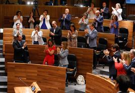 Adrián Barbón recibe los aplausos de los diputados del PSOE tras la votación en la que salió reelegido presidente del Principado.