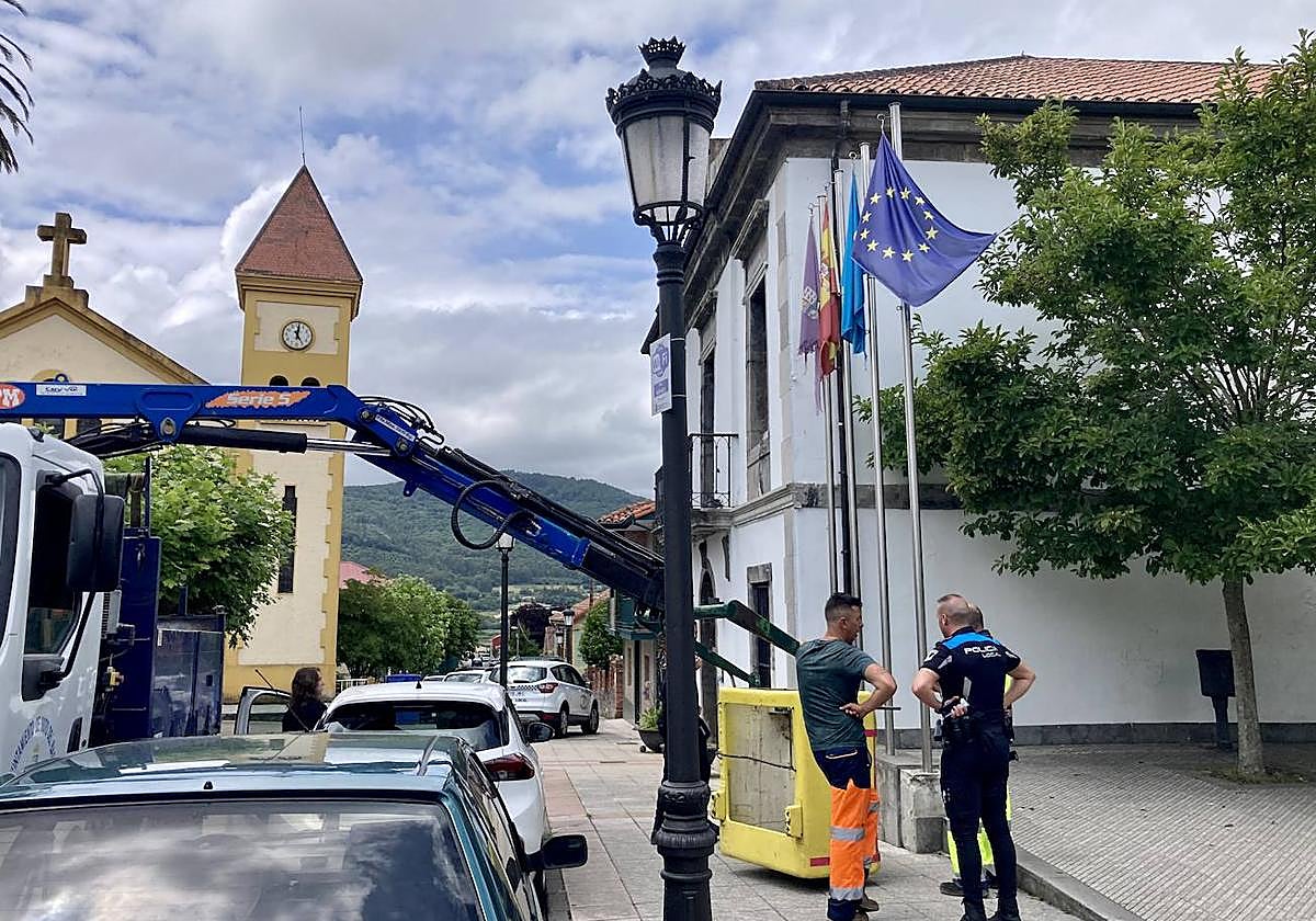 Banderas bajadas por el reciente fallecimiento del alcalde de Soto del Barco, Jaime Pérez Lorente.