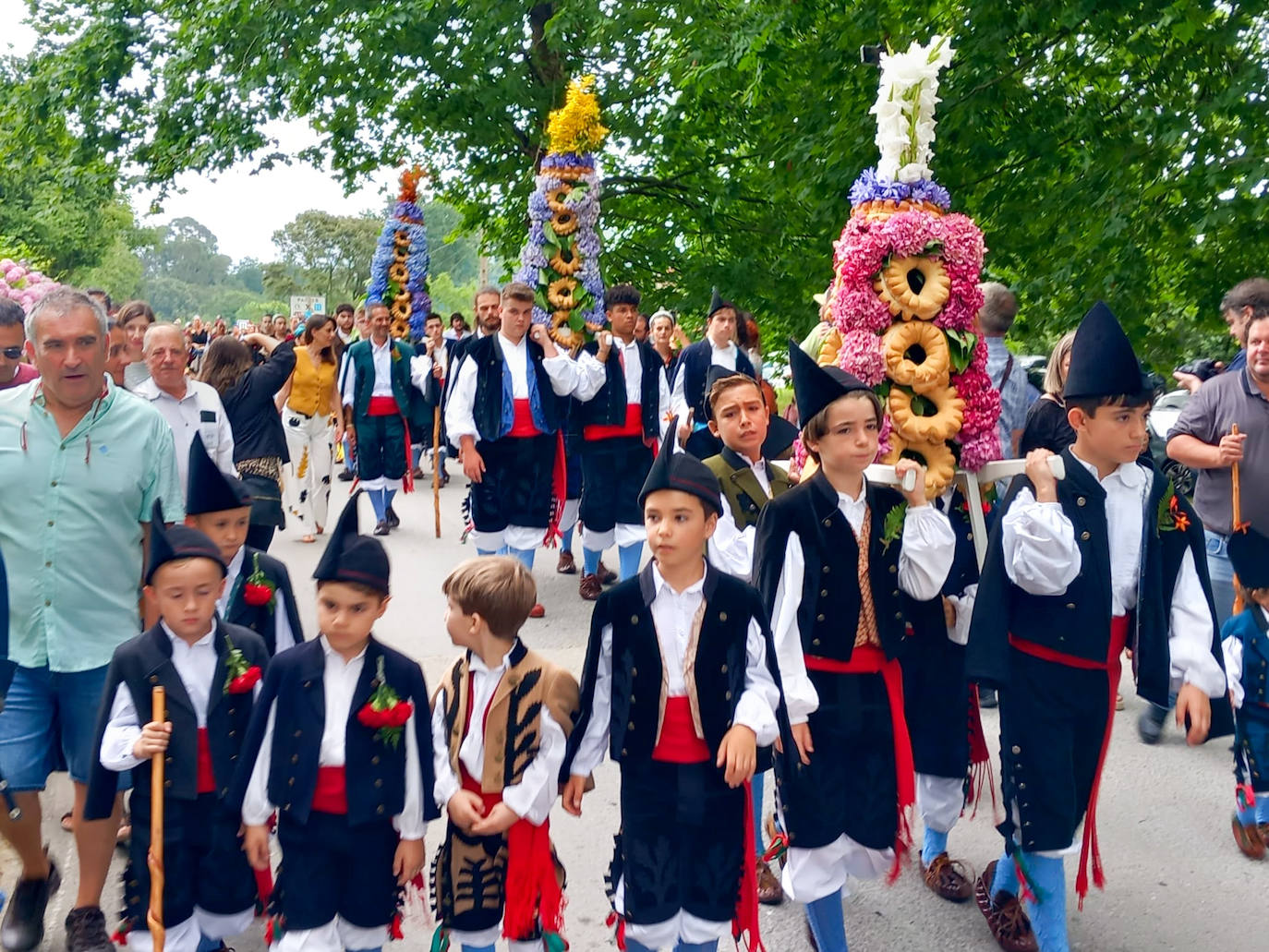 Flores para no olvidar en la fiesta de Santa Marina en Parres