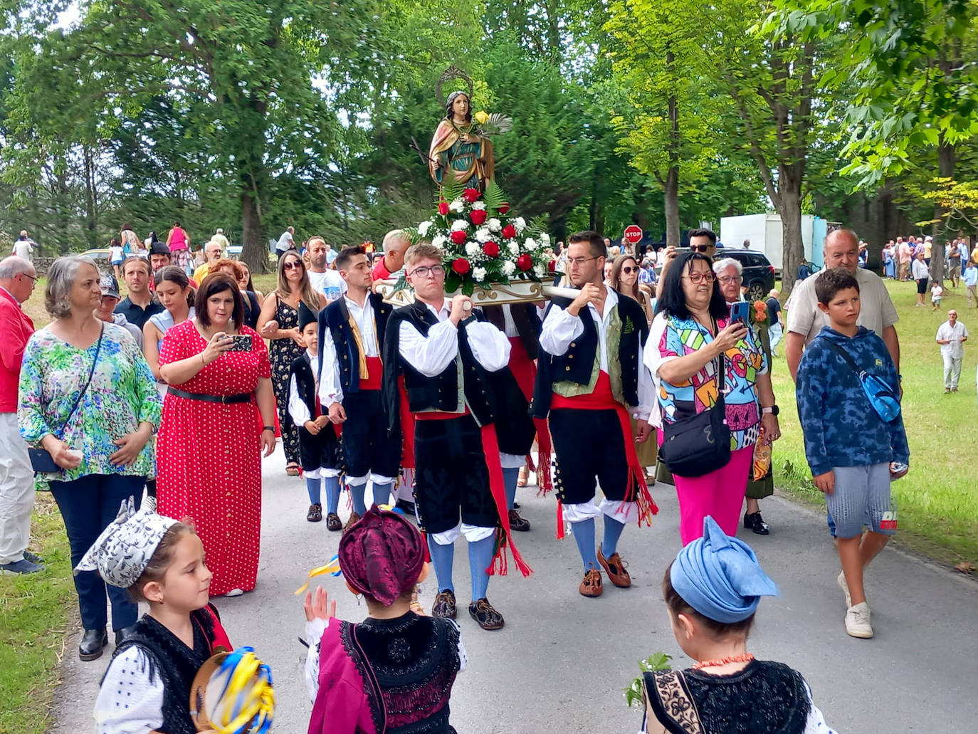 Flores para no olvidar en la fiesta de Santa Marina en Parres