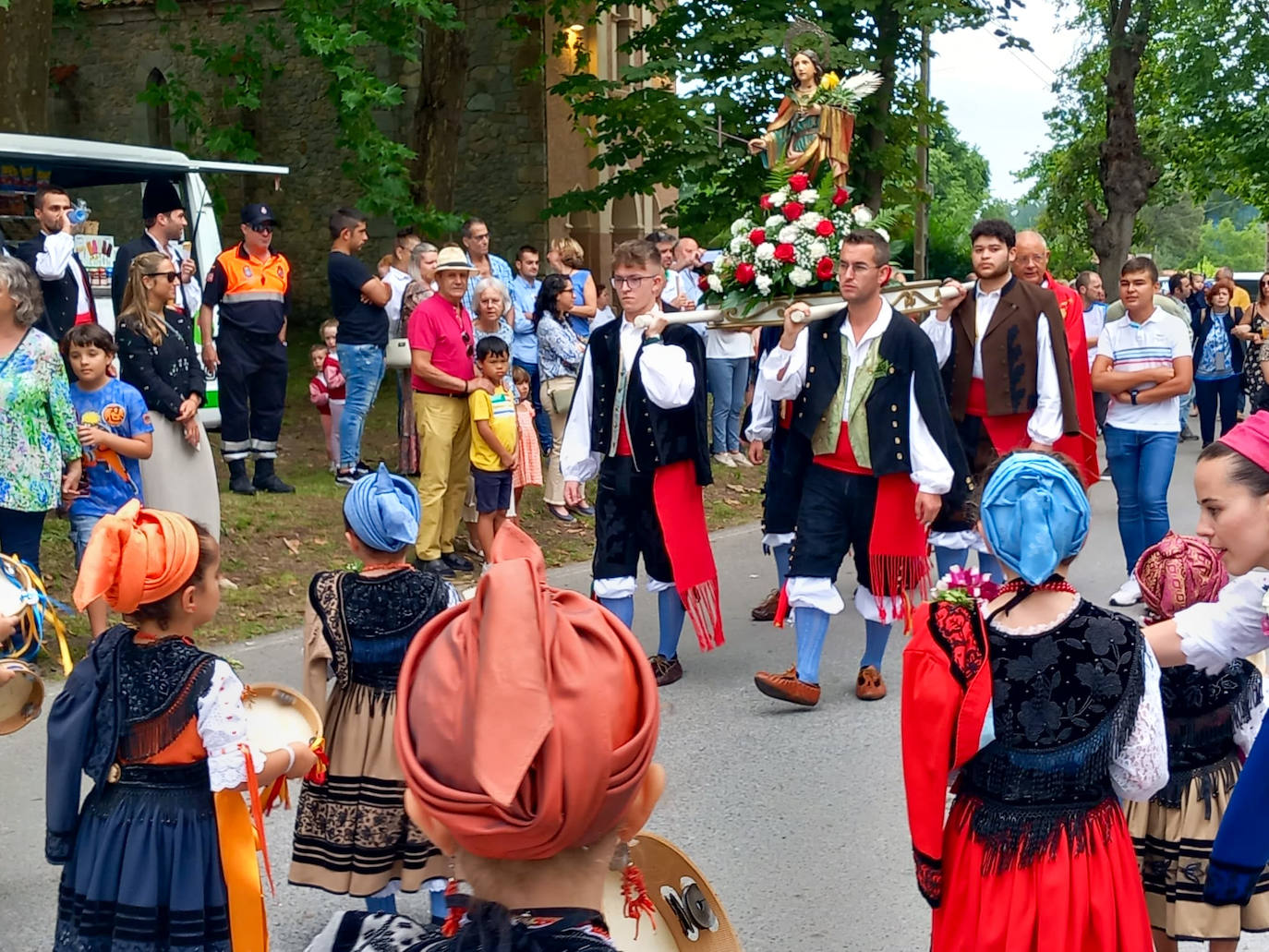 Flores para no olvidar en la fiesta de Santa Marina en Parres