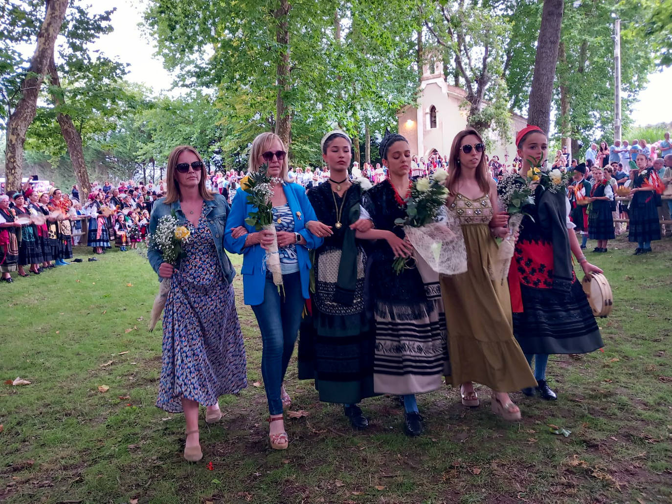 Flores para no olvidar en la fiesta de Santa Marina en Parres