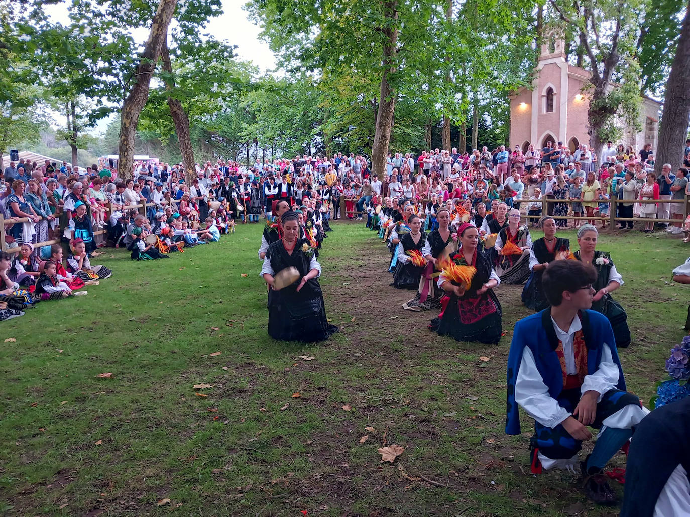 Flores para no olvidar en la fiesta de Santa Marina en Parres