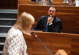 Adrián Barbón, durante la intervención de Covadonga Tomé, diputada de Podemos Asturias, en el debate de investidura en la Junta General.