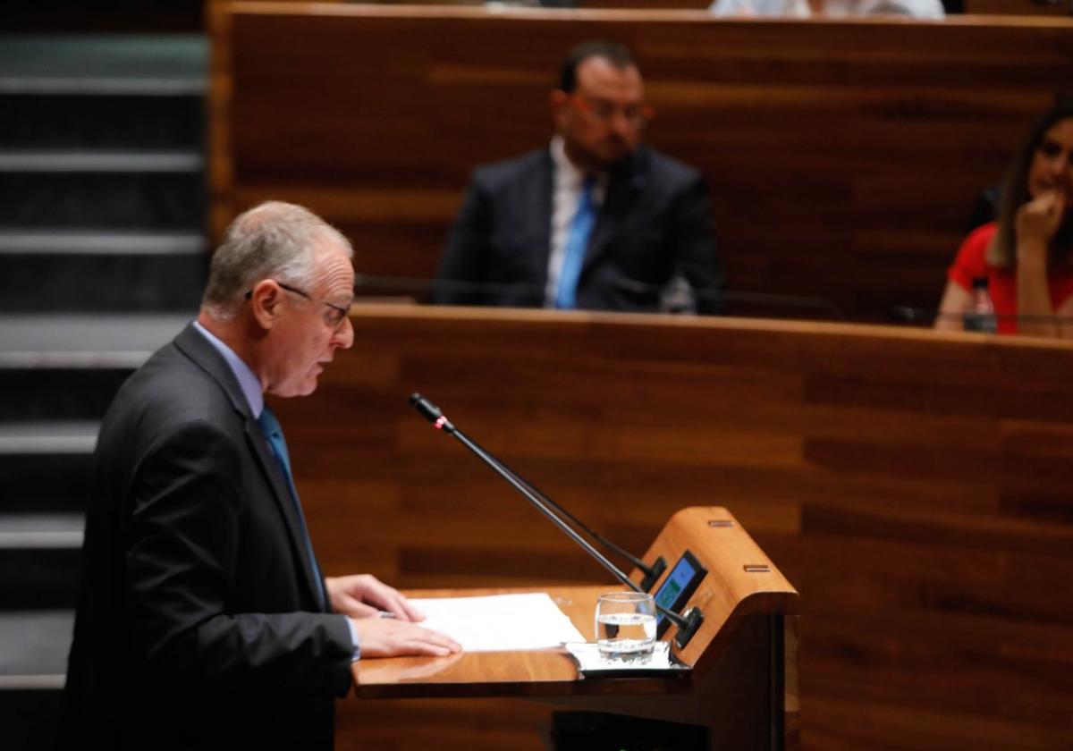 El portavoz del PP, Diego Canga, durante su intervención en la segunda sesión del Pleno de investidura.