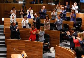 Los diputados del grupo parlamentario socialista aplauden a Barbón tras su nombramiento. Los parlamentarios de IU aplaudieron el mismo tiempo, y Tomé fue más comedida.