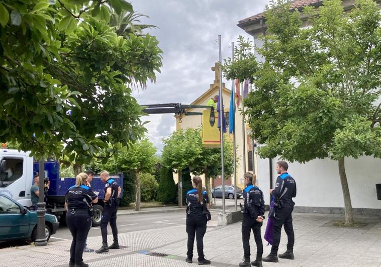 Agentes de la Policía Local delante del Ayuntamiento durante la colocación de las banderas a media asta.