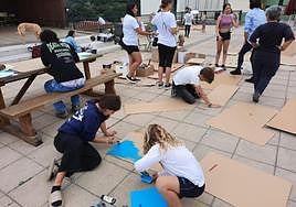 Participantes del proyecto realizando los decorados teatrales.