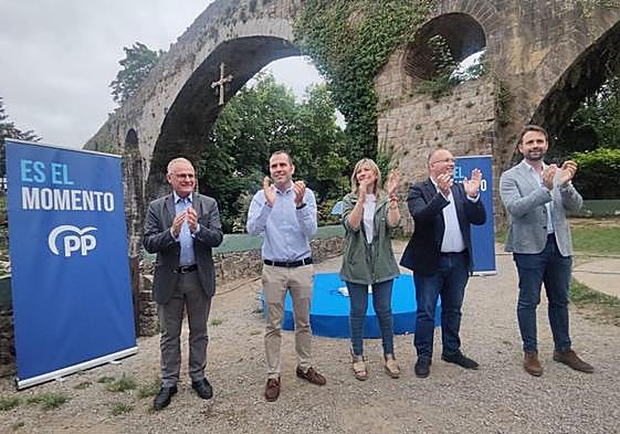 Diego Canga, José Manuel González, Esther Llamazares, Miguel Tellado y Álvaro Queipo, ante el puente romano de Cangas de Onís.