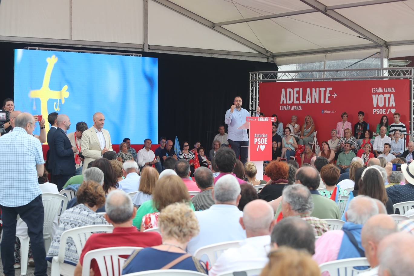 Zapatero, en un mitin del PSOE en Gijón