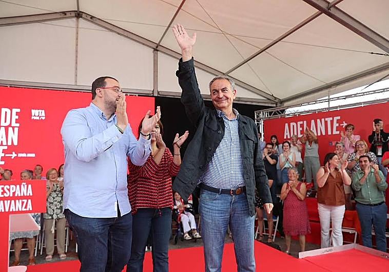 El expresidente del Gobierno José Luis Rodríguez Zapatero participa en un acto de campaña junto a la cabeza de lista del PSOE al Congreso por Asturias, Adriana Lastra; el secretario general de los socialistas asturianos y presidente del Principado, Adrián Barbón y el portavoz municipal de Gijón, Luis Manuel Flórez 'Floro'.