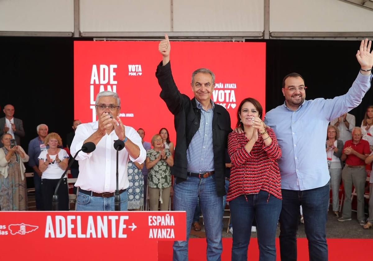 El expresidente del Gobierno José Luis Rodríguez Zapatero participa en un acto de campaña junto a la cabeza de lista del PSOE al Congreso por Asturias, Adriana Lastra; el secretario general de los socialistas asturianos y presidente del Principado, Adrián Barbón y el portavoz municipal de Gijón, Luis Manuel Flórez 'Floro'.