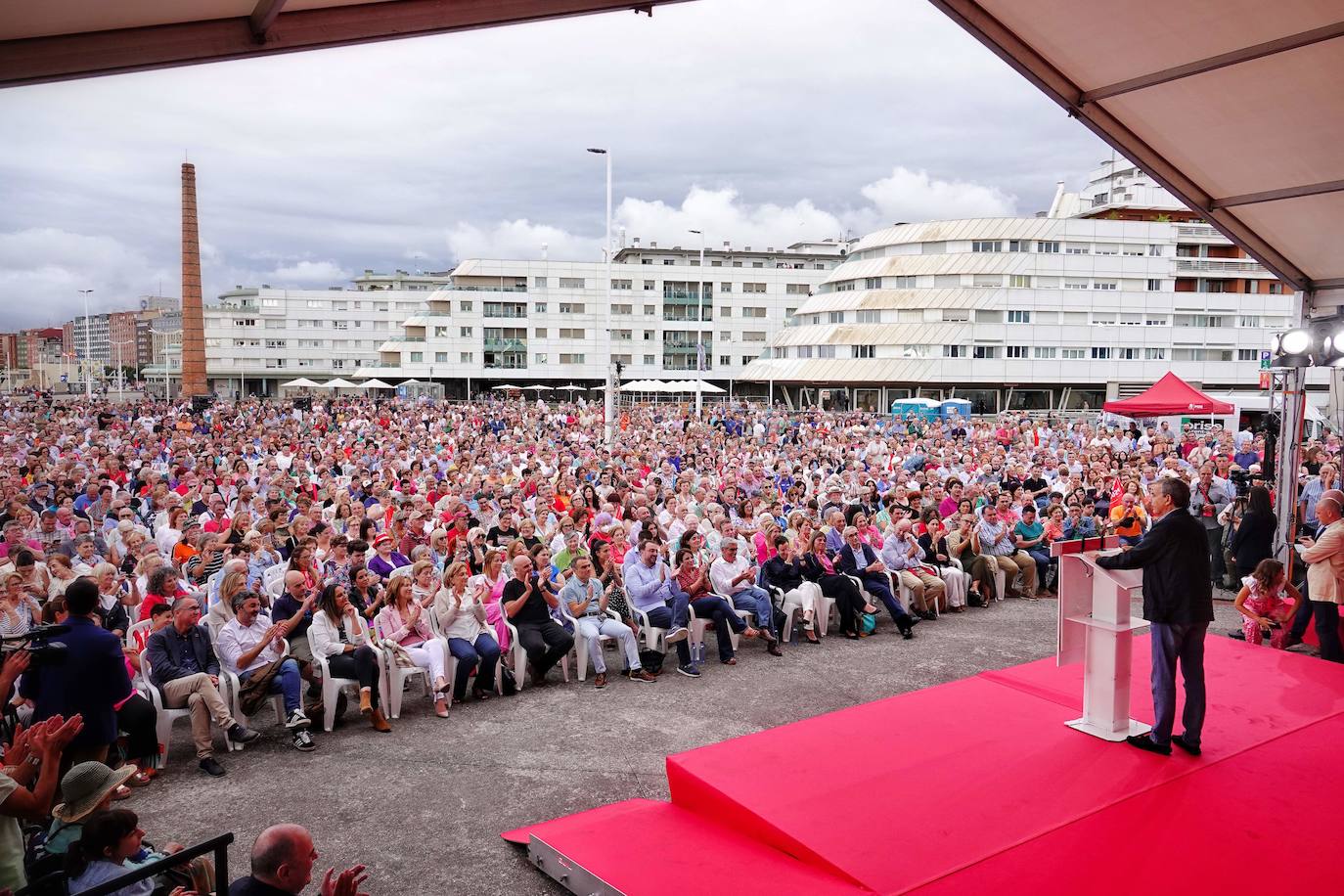 Zapatero, en un mitin del PSOE en Gijón