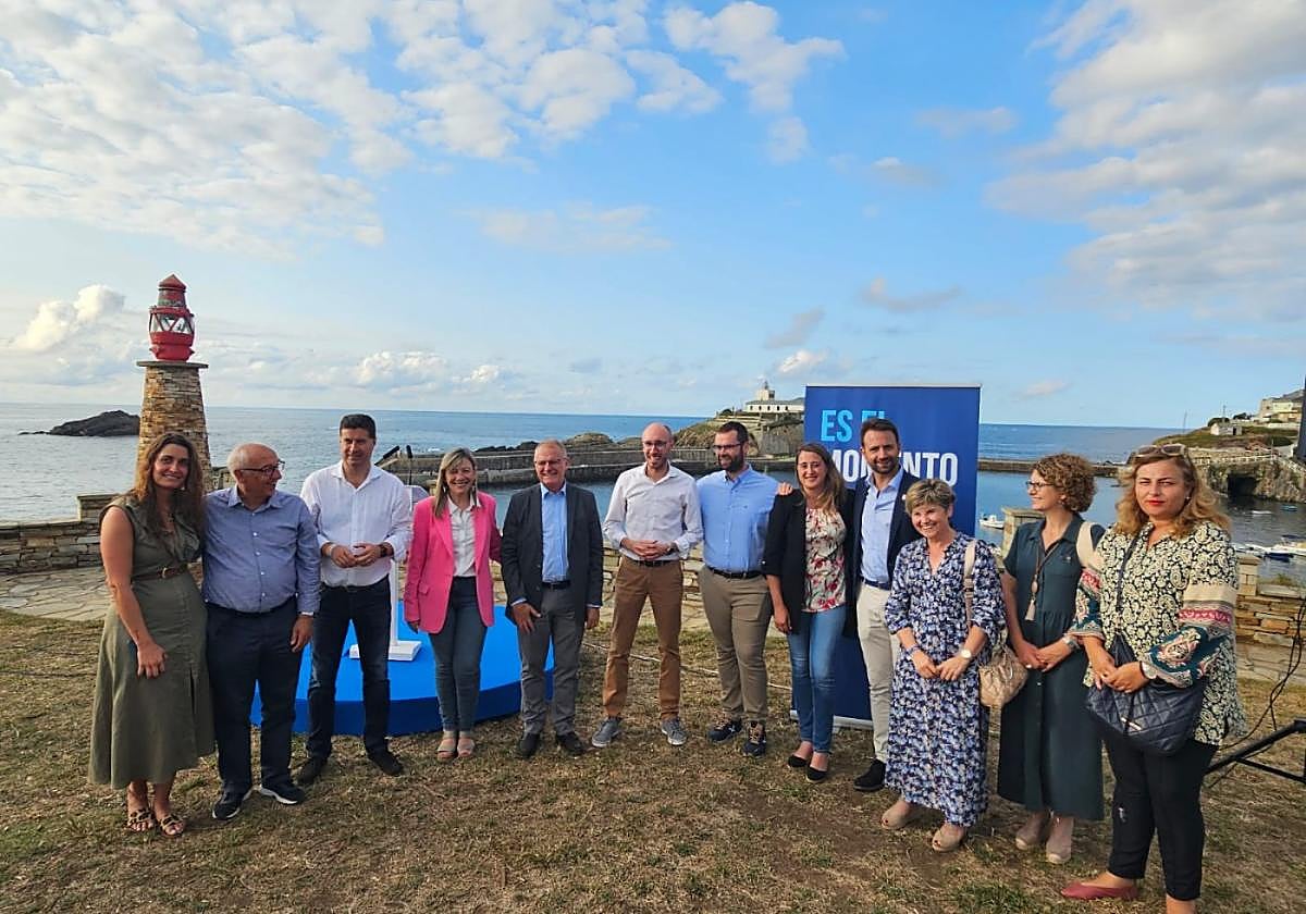 Esther Llamazares y Álvaro Queipo, junto a populares del occidente asturiano.