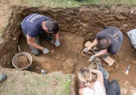 El equipo de la ARMH, durante los trabajos de campo en el cementerio de Villapedre el pasado verano.