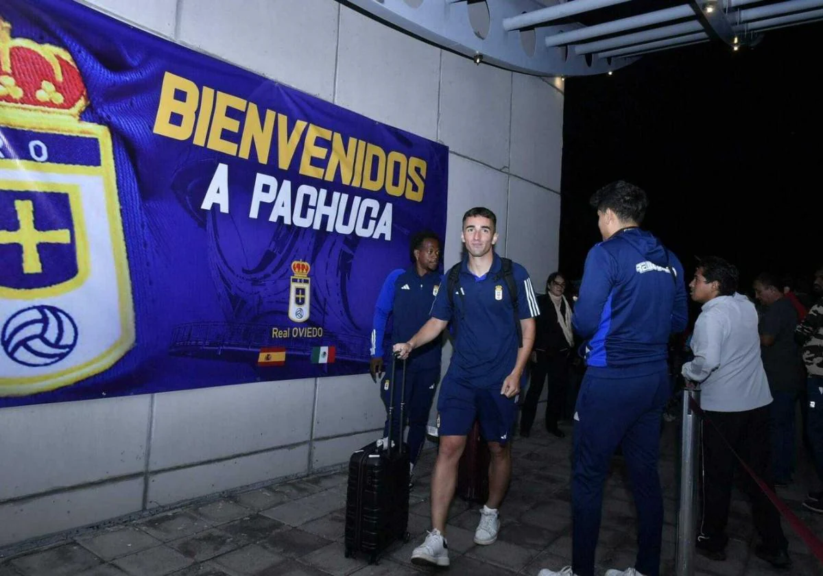 El Real Oviedo recibe el apoyo de la afición en una pancarta