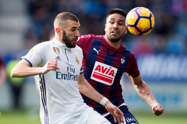 Mauro dos Santos pugna por un balón con Karim Benzema.