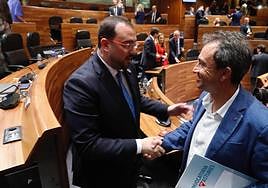 Adrián Barbón y Ovidio Zapico, en el pleno de investidura de la Junta General.