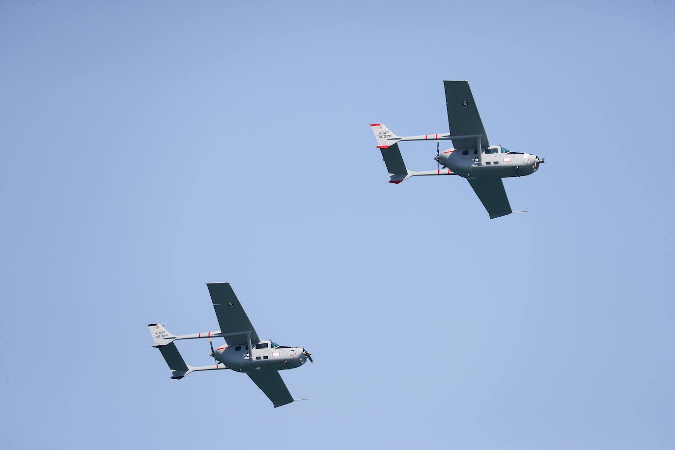 Formación Quijote. Las dos aeronaves pertenecen a la Fundación Aeronáutica Quintana y portan los colores de la USAF.