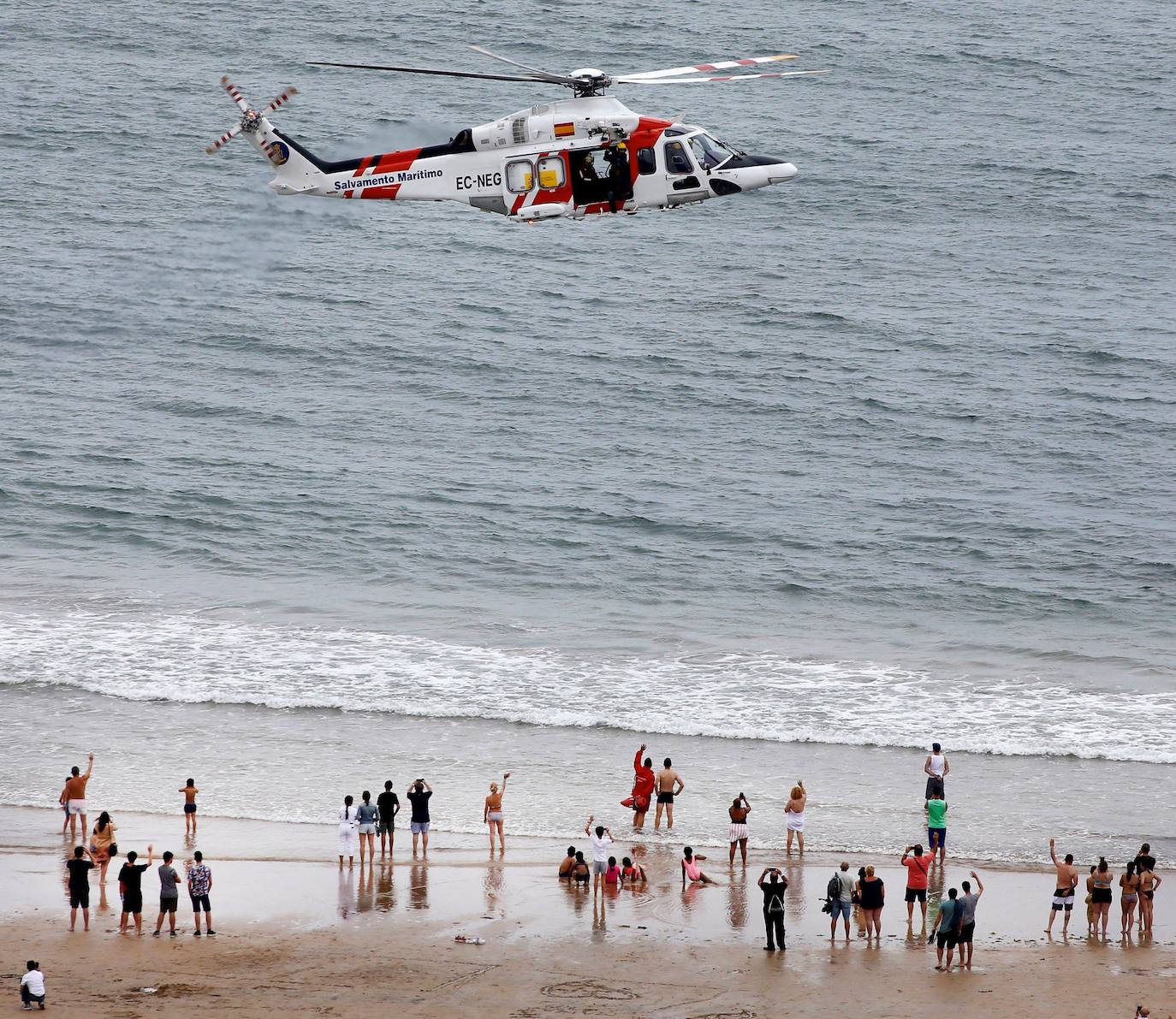 Helimer del Cantábrico. Este AW-139 es uno de los habituales en el festival gijonés, ya que tiene su base en el puerto de El Musel.