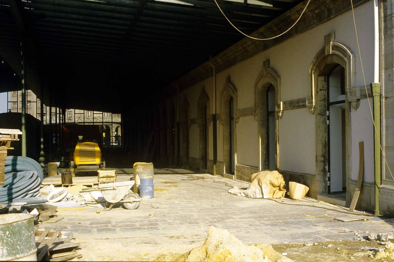 1993. Ya habían comenzado las obras para convertir la antigua estación en el Museo del Ferrocarril de Asturias haciéndola crecer.