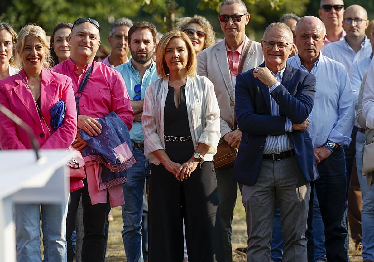 Teresa Mallada y Diego Canga escuchan a Llamazares.