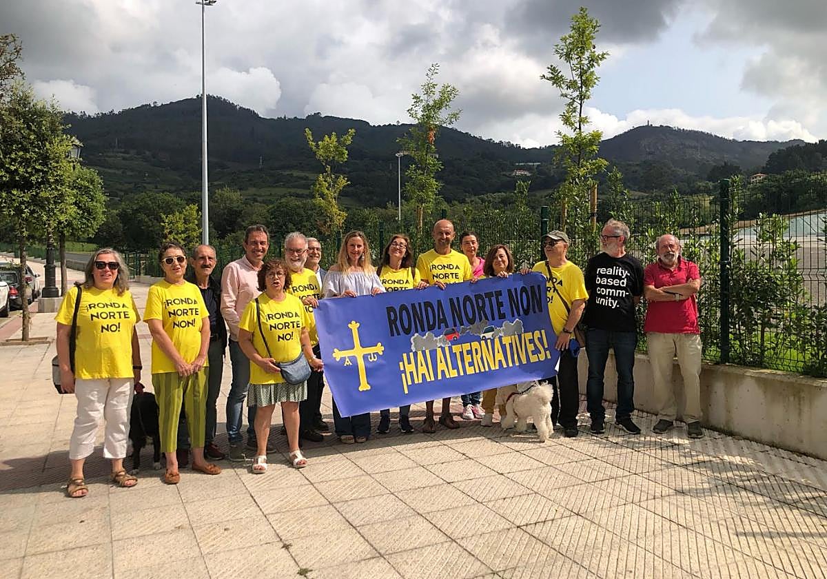 Ovidio Zapico, Gaspar Llamazares y Rafael Cofiño, con los vecinos que protestan en Oviedo contra el proyecto de la ronda norte.