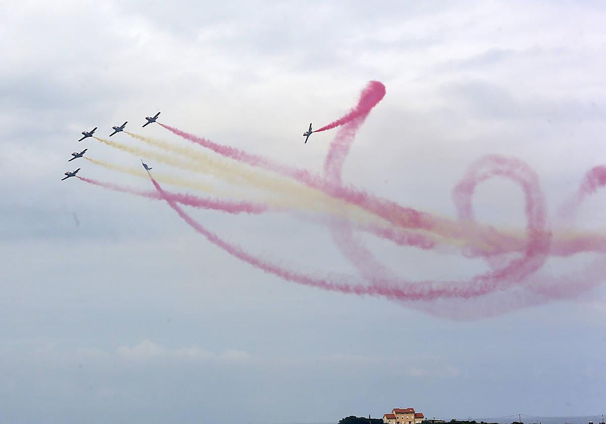Los aviones de la Patrulla Águila rompen la formación sobre la casa de Rosario de Acuña.