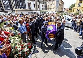 Familiar de Jaime Pérez Lorente portan su féretro en presencia de mandos de varias de las policías locales de la región.