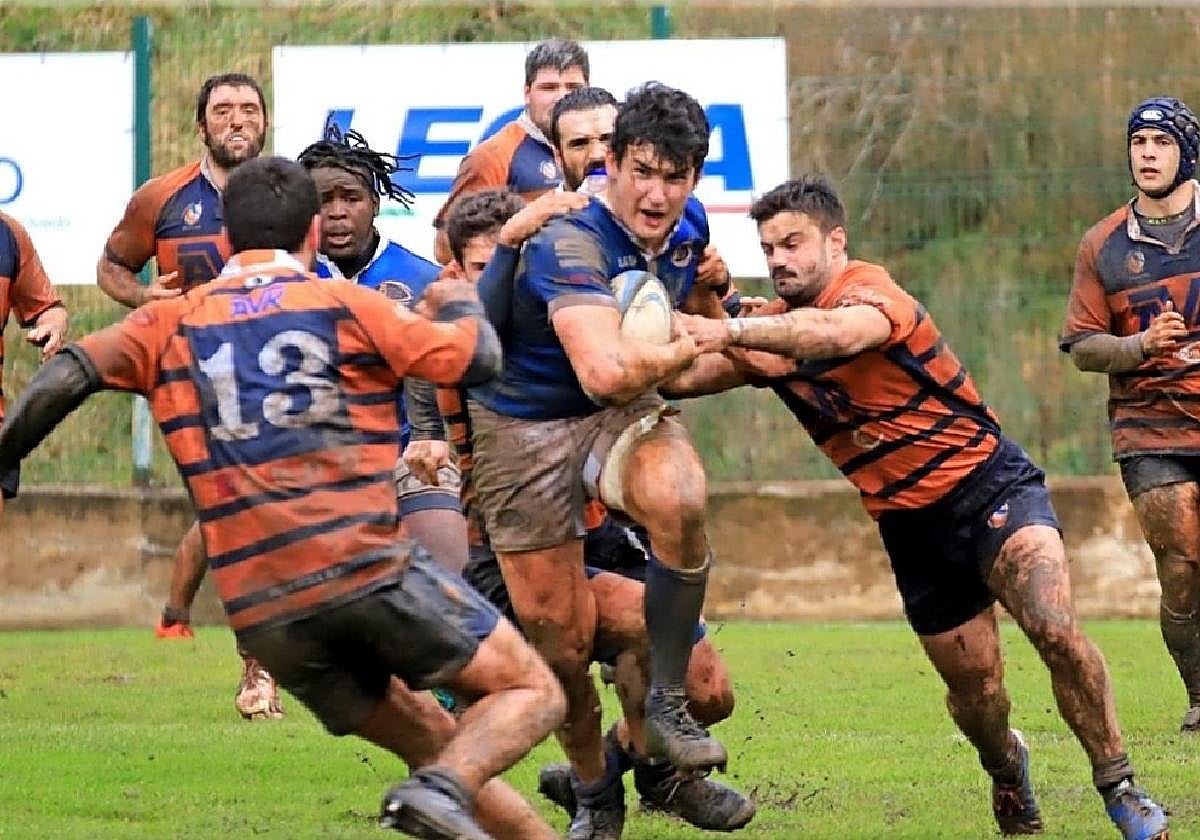 Abraham Tamargo avanza entre varios jugadores durante su etapa en el Real Oviedo Rugby.