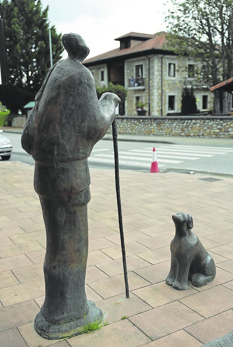 Benia. La estatua homenaje al Pastor de los Picos.