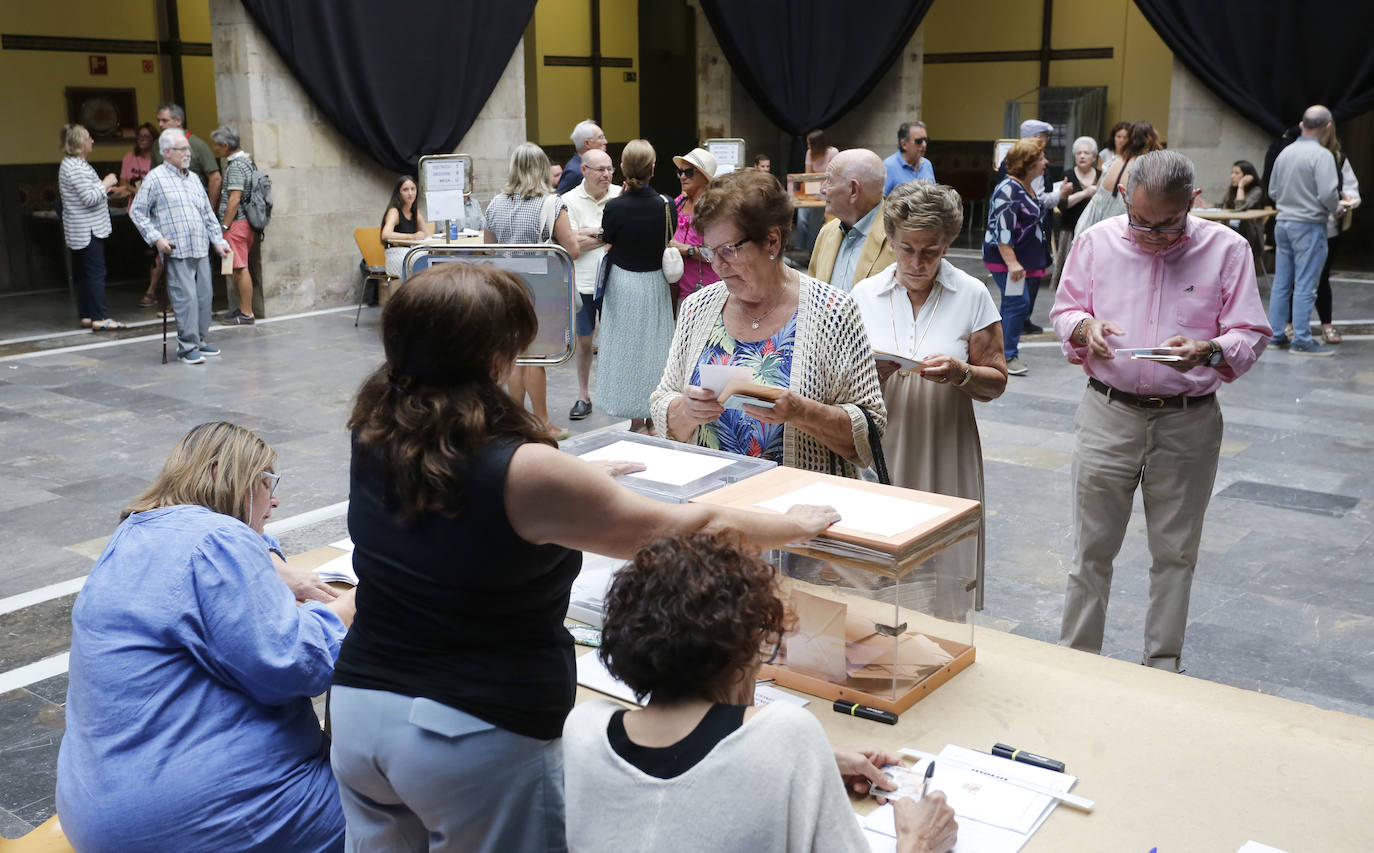 Las imágenes de la jornada electoral en Asturias