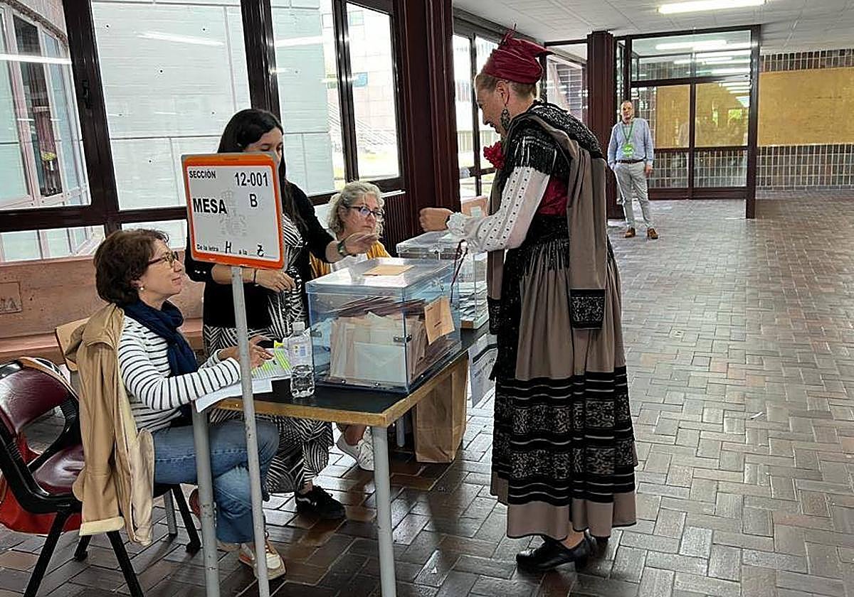 Adriana Pérez, de Celorio, votó en la Facultad de Medicina de Oviedo vestida de aldeana.