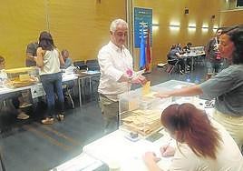 Ángel García, de IU, introduce su papeleta en las urnas.