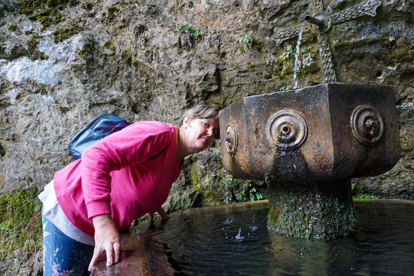 Imagen secundaria 1 -  Celia Acebedo y Alfredo Mosquera, de Toledo, pusieron una vela a la Santina. | María del Castellar bebe de la fuente de los Siete Caños. | Fermín González y Carmen Moreno, de Sevilla, bajo la Santa Cueva. 