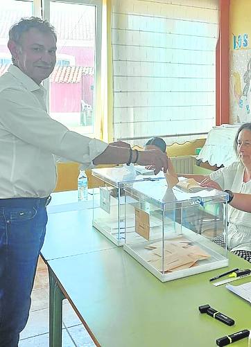 Jorge Suárez introduce su papeleta en la urna en Viodo.
