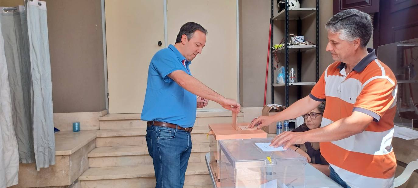 Alejandro Vega, alcalde socialista de Villaviciosa, en el momento de depositar su voto al Senado.