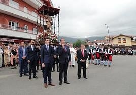 En La Rotonda, los costaleros orientaron hacia el mar a la Virgen del Carmen.