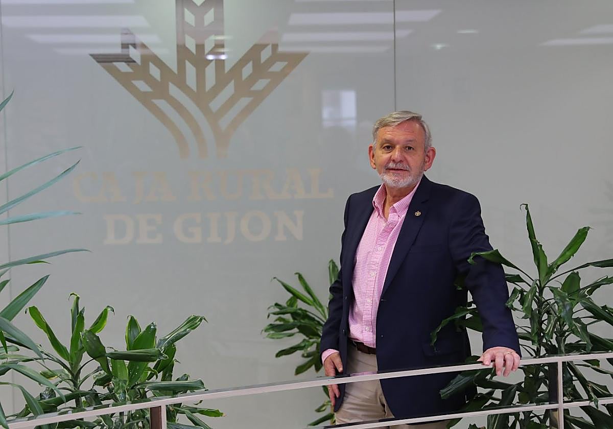 José Ramón Fiaño, en la sede central de la Caja Rural de Gijón, en el paseo de la Infancia.