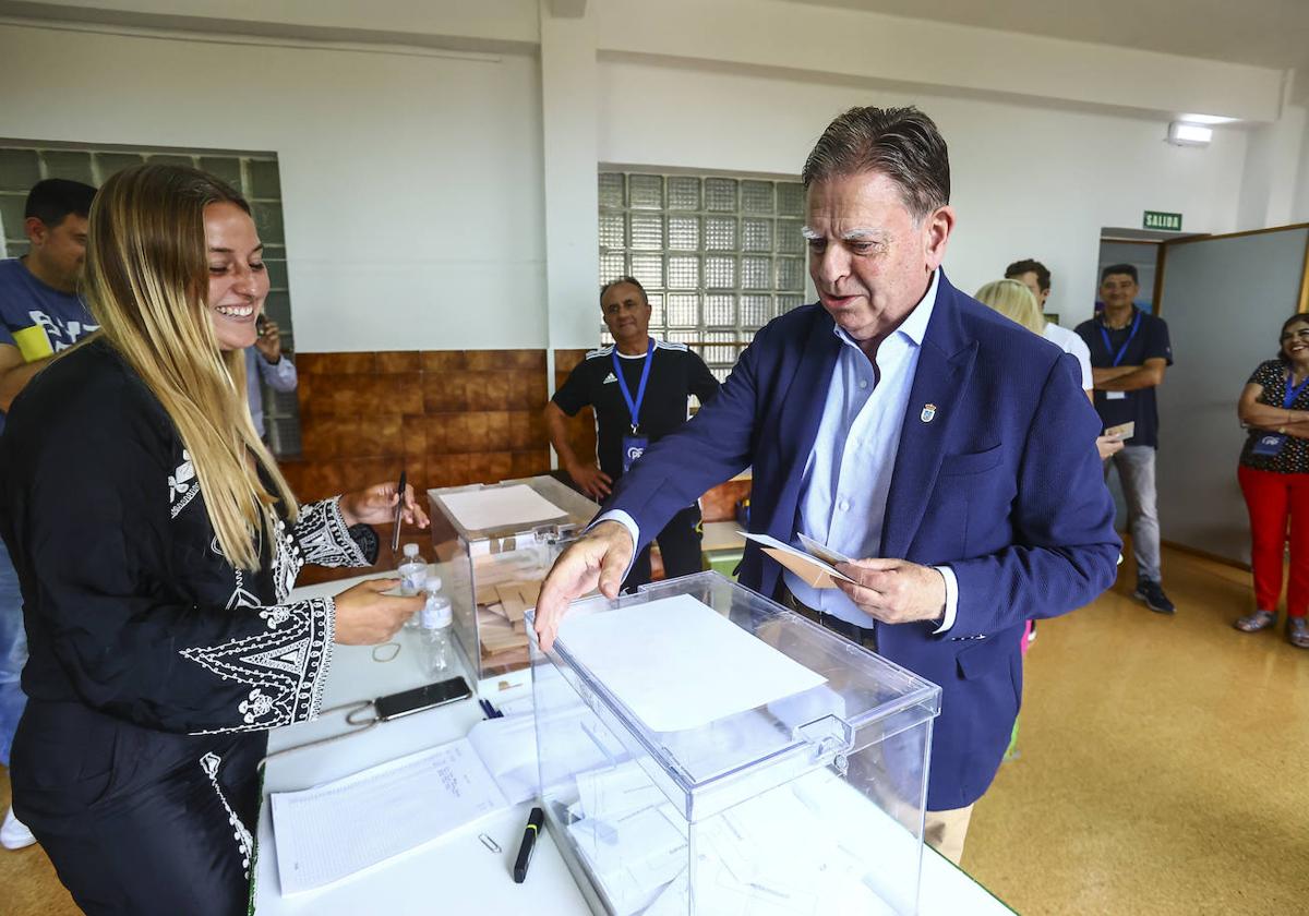 El alcalde, Alfredo Canteli, acudió a votar al colegio electoral de San Pedro de los Arcos.