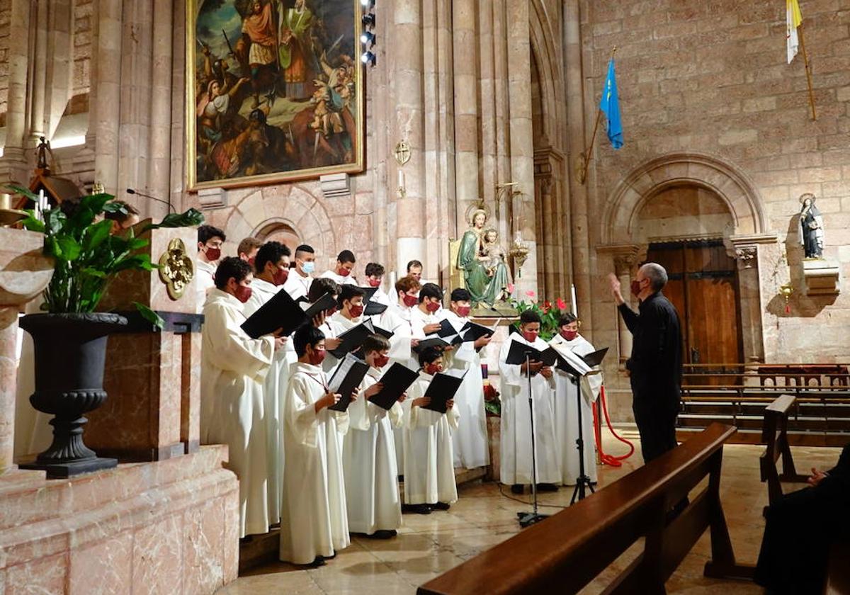 Actuación del coro de la Escolanía en el Real Sitio.