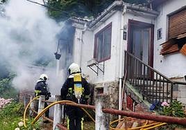 El fuego calcina parte de una vivienda en Aller